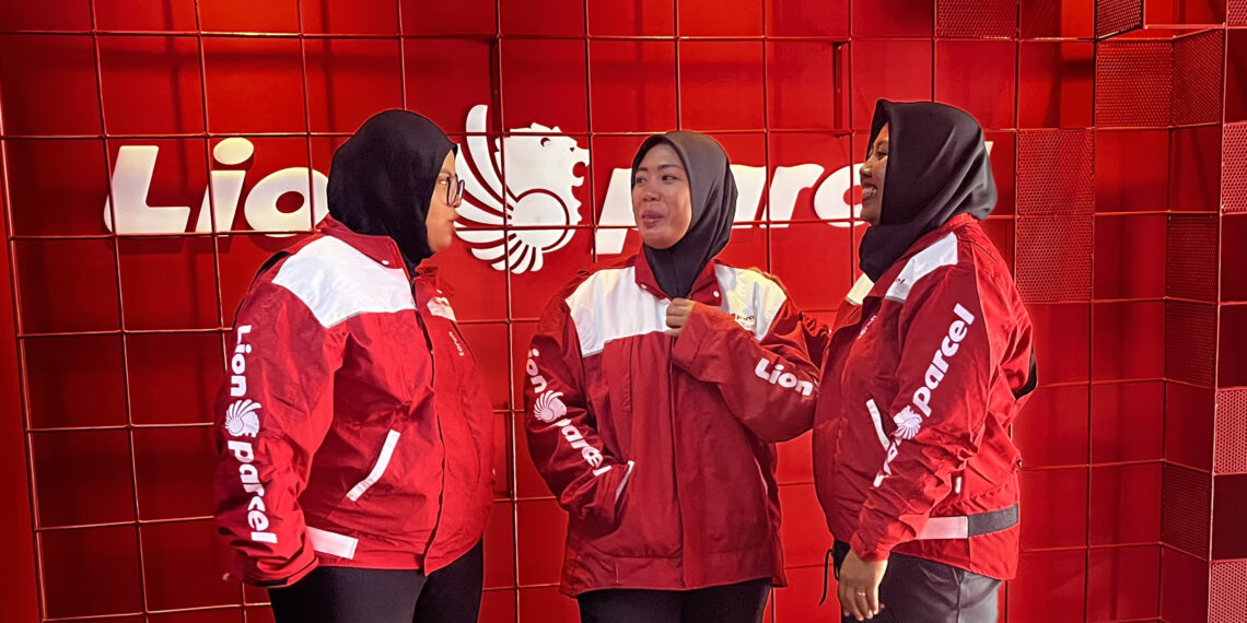 Kartini Masa Kini, Kisah Kurir Lion Parcel Menembus Batas