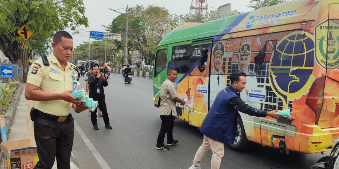 BRI Region 14 Banjarmasin dan YBM BRILiaN Bagikan 350 Masker serta Susu UHT Gratis