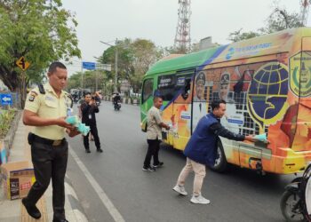 BRI Region 14 Banjarmasin dan YBM BRILiaN Bagikan 350 Masker serta Susu UHT Gratis